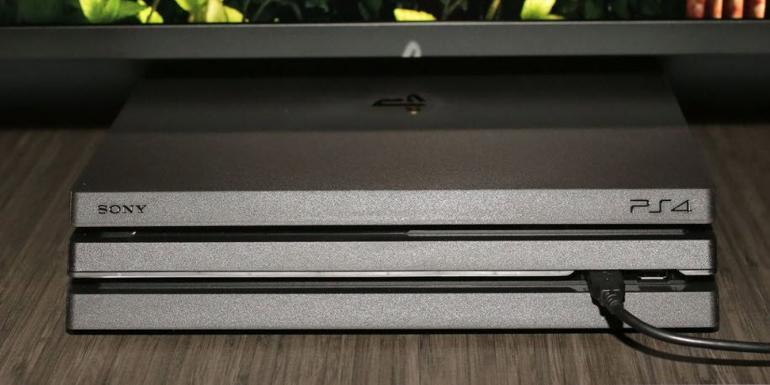 PlayStation 4 ile PlayStation 4 Pronun farkı ne