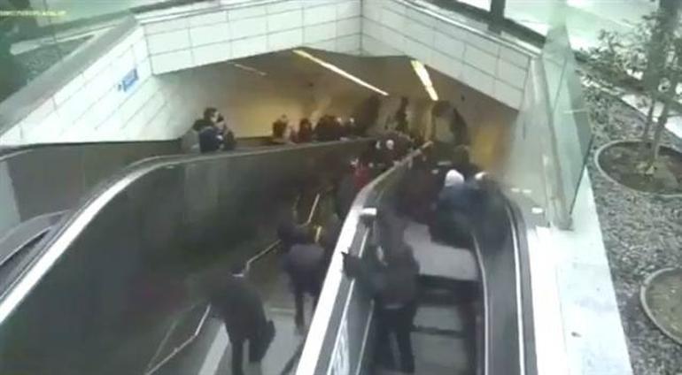 Maslakta metrodaki yürüyen merdivenin çökme anı kamerada