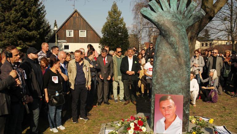 Burak’ın anıtına kimyasal madde attılar