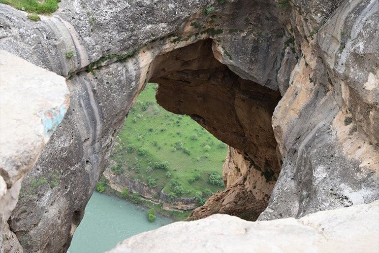 Siirt'in keşfedilmeyi bekleyen iki güzeli: Botan Vadisi ve Delikli Taş