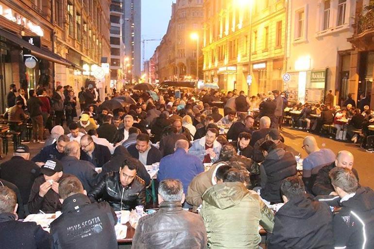 Frankfurt sokakta iftar yaptı Haber