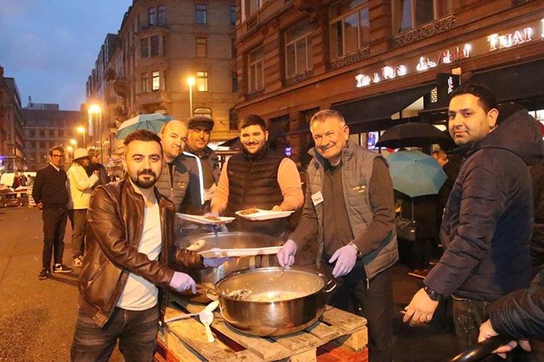 Frankfurt sokakta iftar yaptı Haber