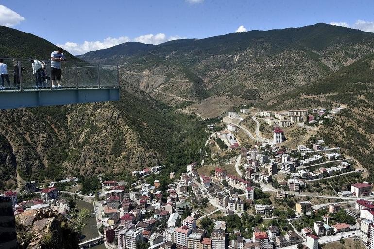 Adrenalin tutkunları Torul Kalesi Cam Seyir Terası'na akın ediyor