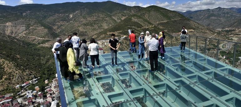 Adrenalin tutkunları Torul Kalesi Cam Seyir Terası'na akın ediyor