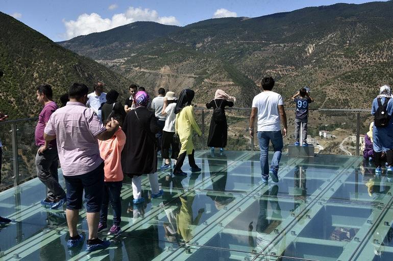 Adrenalin tutkunları Torul Kalesi Cam Seyir Terası'na akın ediyor