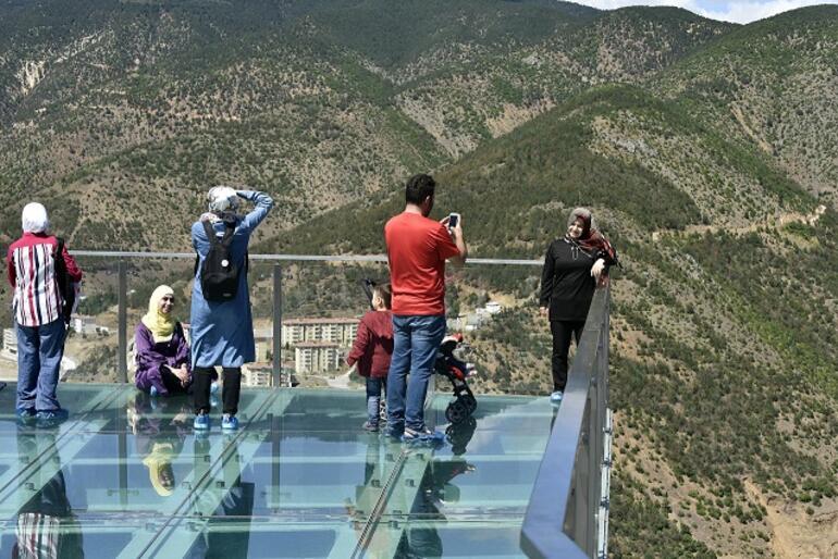 Adrenalin tutkunları Torul Kalesi Cam Seyir Terası'na akın ediyor