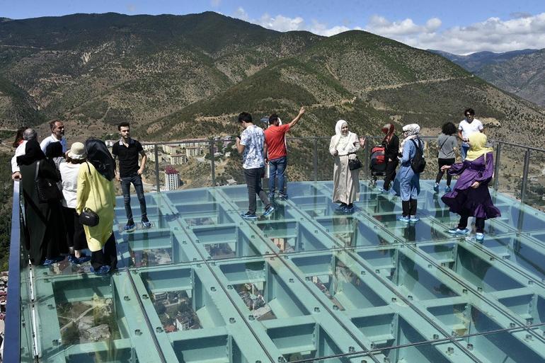 Adrenalin tutkunları Torul Kalesi Cam Seyir Terası'na akın ediyor