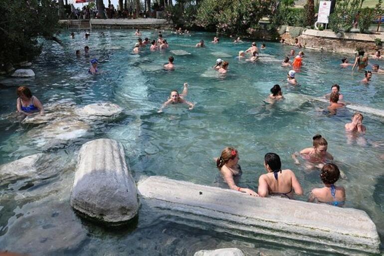 Pamukkale'deki antik havuzda turist bereketi