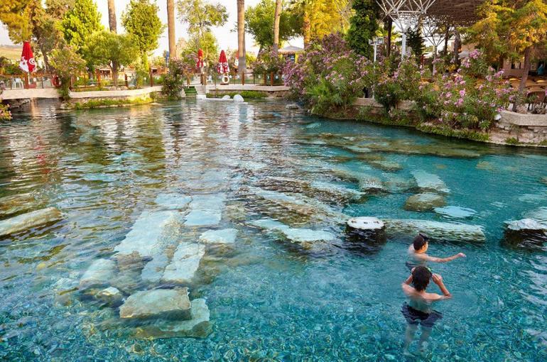 Pamukkale'deki antik havuzda turist bereketi