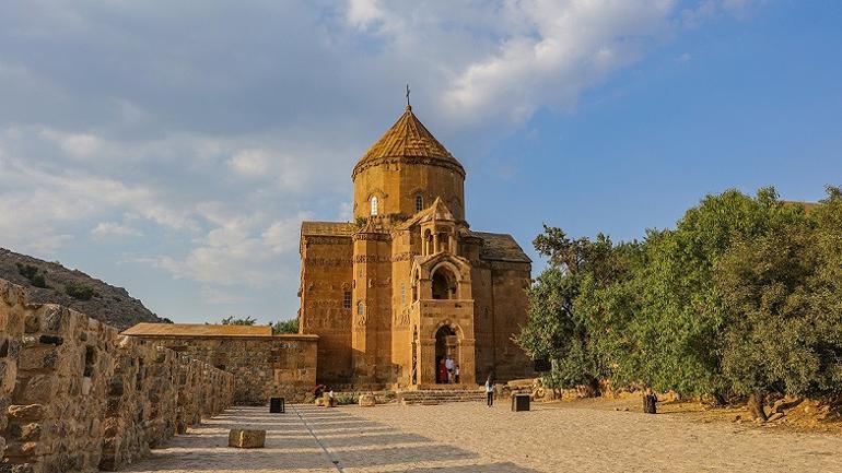 Yerli ve yabancı turistlerin uğrak mekanı: Akdamar