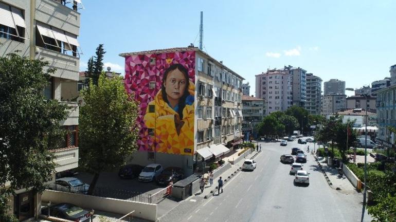 Kadıköy'deki dev duvarlar görenleri kendine hayran bırakıyor