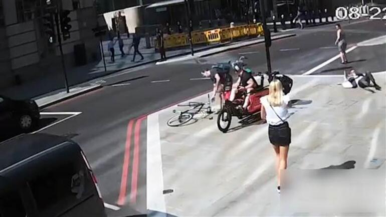 İngiliz polisi, bir yayaya kafa atan bisikletliyi arıyor
