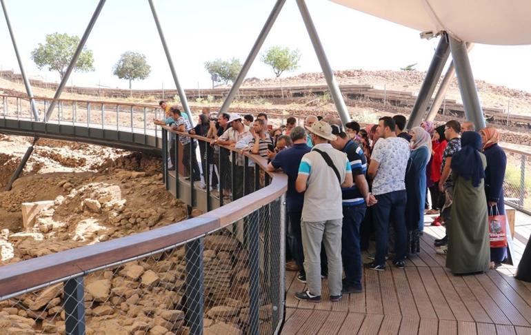 Göremedikleri Göbeklitepe'yi dinleyerek gezdiler