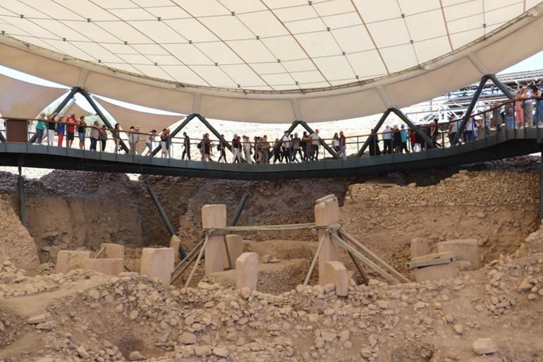 Göremedikleri Göbeklitepe'yi dinleyerek gezdiler