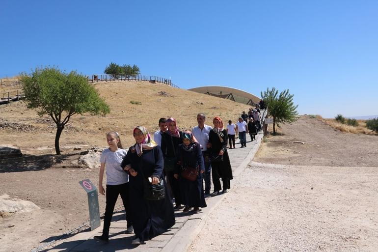 Göremedikleri Göbeklitepe'yi dinleyerek gezdiler