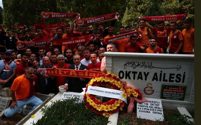 "Taçsız Kral" Metin Oktay, kabri başında anıldı