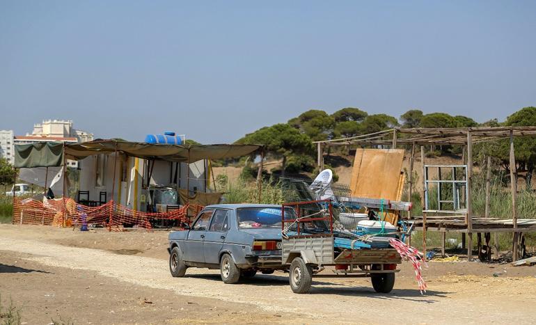 Sahile kurulan obalar kaldırıldı