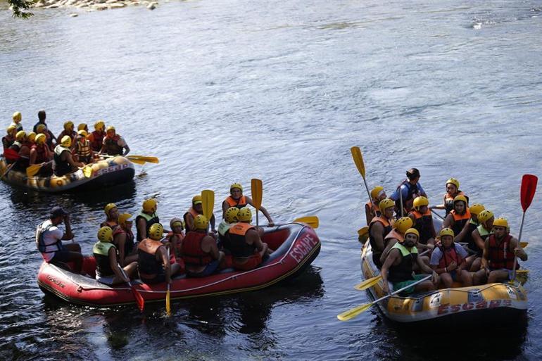 Köprüçay, adrenalin tutkunu turistlere rafting heyecanı yaşatıyor