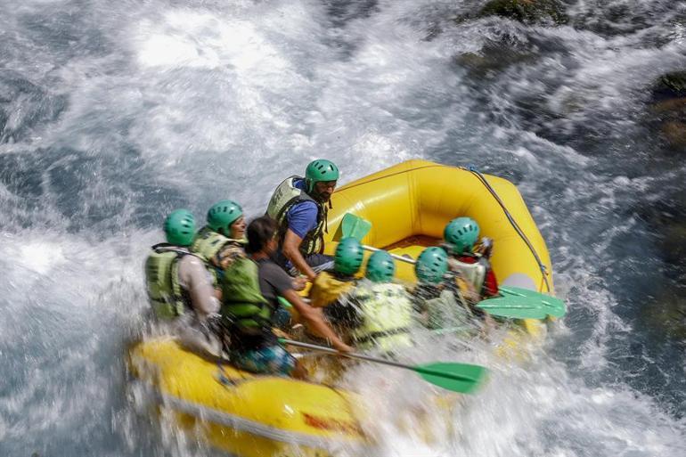 Köprüçay, adrenalin tutkunu turistlere rafting heyecanı yaşatıyor