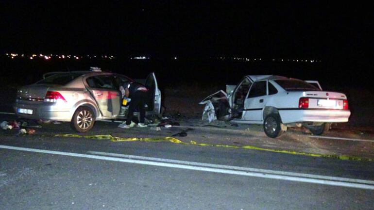 Otomobiller kafa kafaya çarpıştı: 3 ölü, 2 yaralı