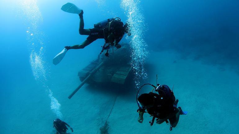 Akdeniz'in derinliklerindeki tank ilgi görüyor