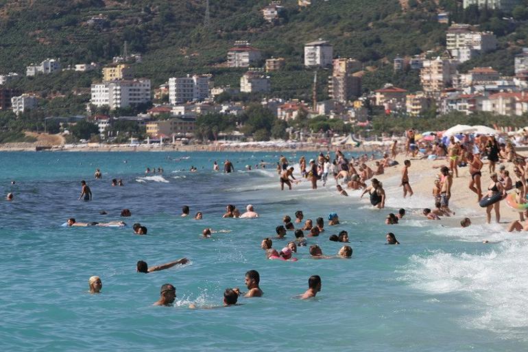 Antalya'da sahiller tıklım tıklım dolu