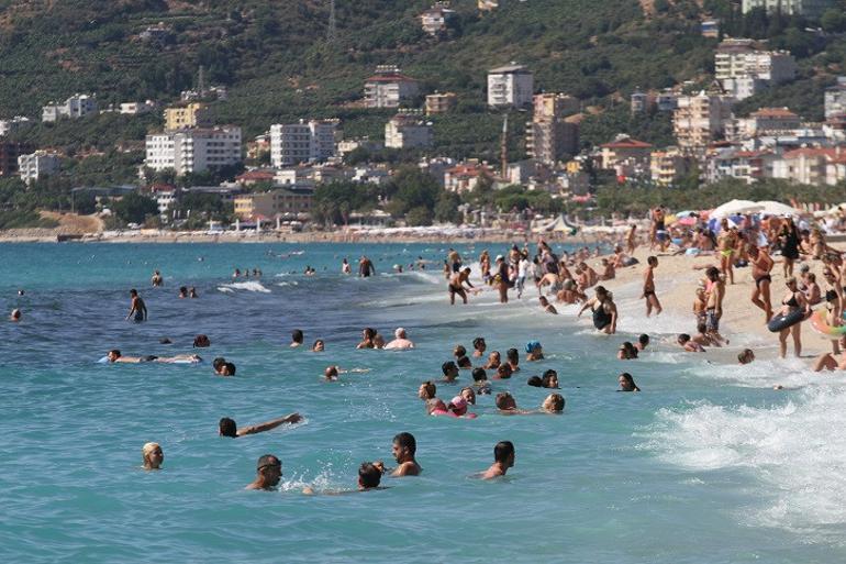 Antalya'da sahiller tıklım tıklım dolu