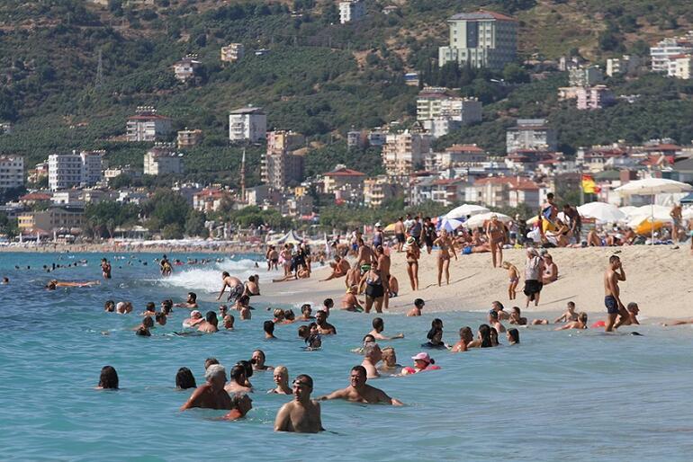 Antalya'da sahiller tıklım tıklım dolu