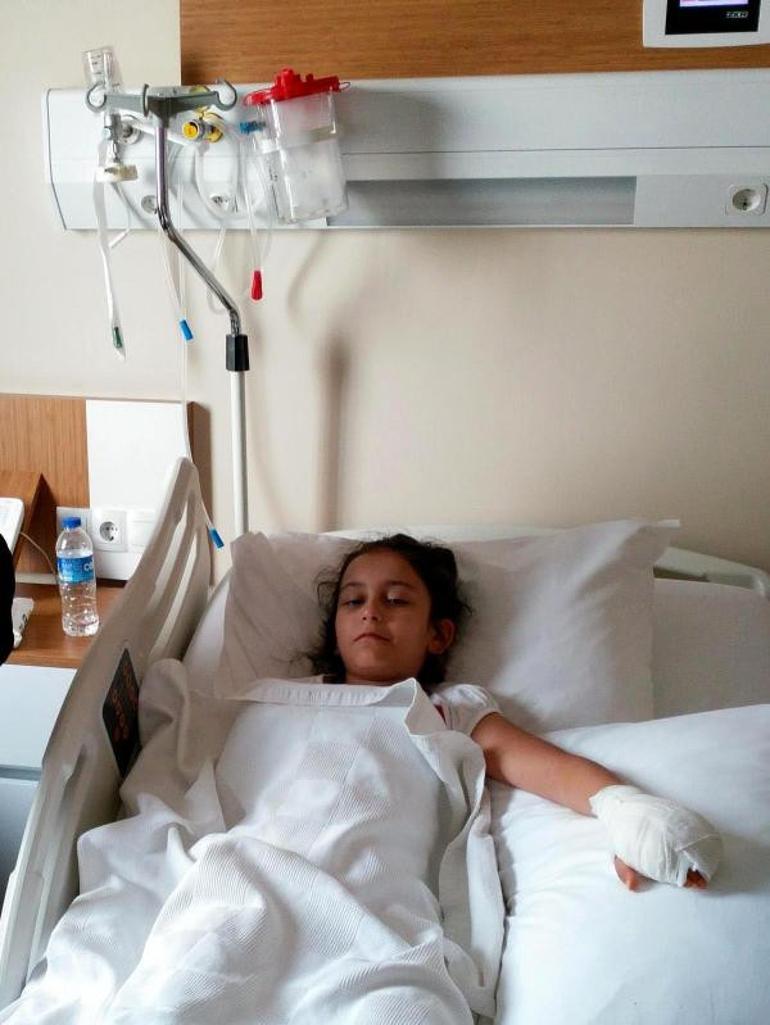 KorkunÃ§ olay Denize girdi, parmaÄÄ±nÄ±n yarÄ±sÄ±nÄ± kaybetti