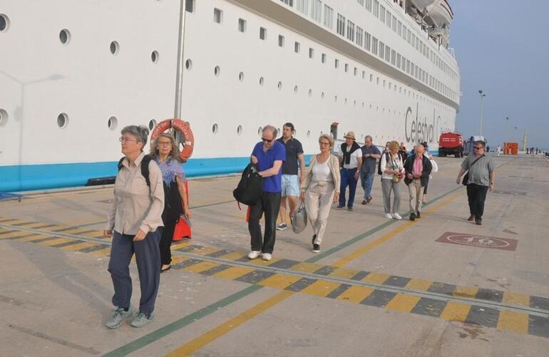 Kuşadası'na üç kruvaziyer gemisi ile 2 bin 630 turist geldi