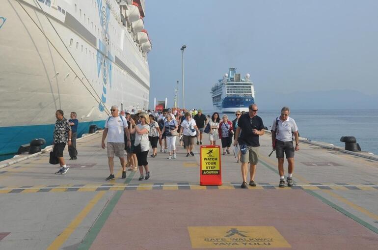 Kuşadası'na üç kruvaziyer gemisi ile 2 bin 630 turist geldi