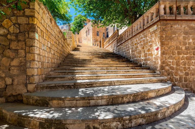 Sıcakların düşmesi ile birlikte turistler Mardin'e akın etmeye başladı