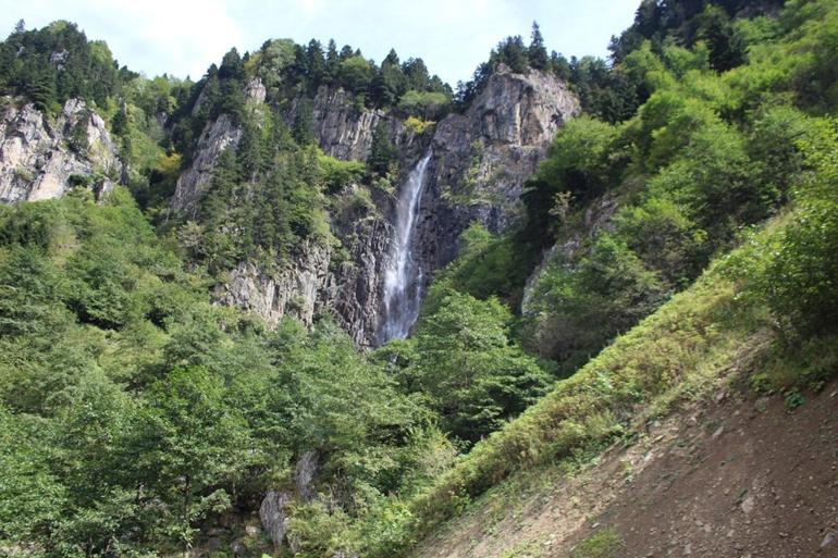 Trabzon'da 120 metre yükseklikten akan gizli cennet: Aytaş Asmasu Şelalesi