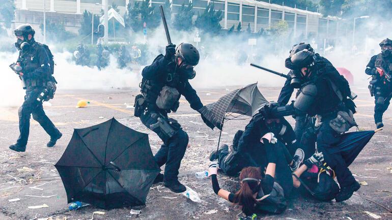 Pekin’de şov Hong Kong’da çatışma