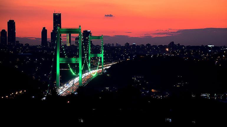 İstanbul 'serebral palsi' için yeşile büründü