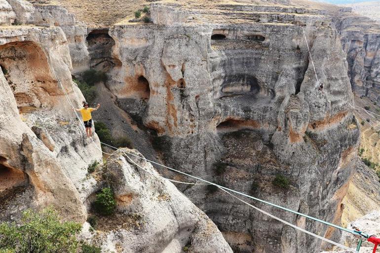 Levent Vadisi'nde Slackline gösterisi nefesleri kesti