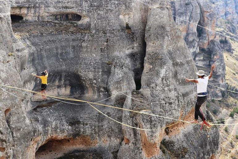 Levent Vadisi'nde Slackline gösterisi nefesleri kesti