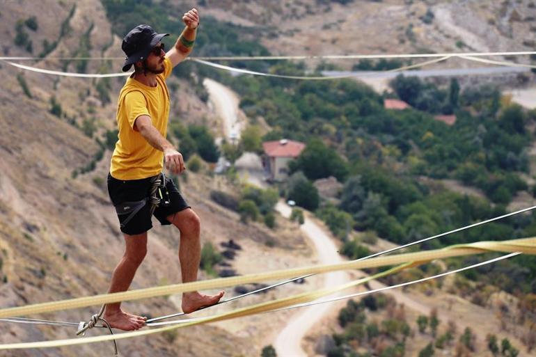 Levent Vadisi'nde Slackline gösterisi nefesleri kesti