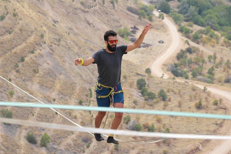 Levent Vadisi'nde Slackline gösterisi nefesleri kesti