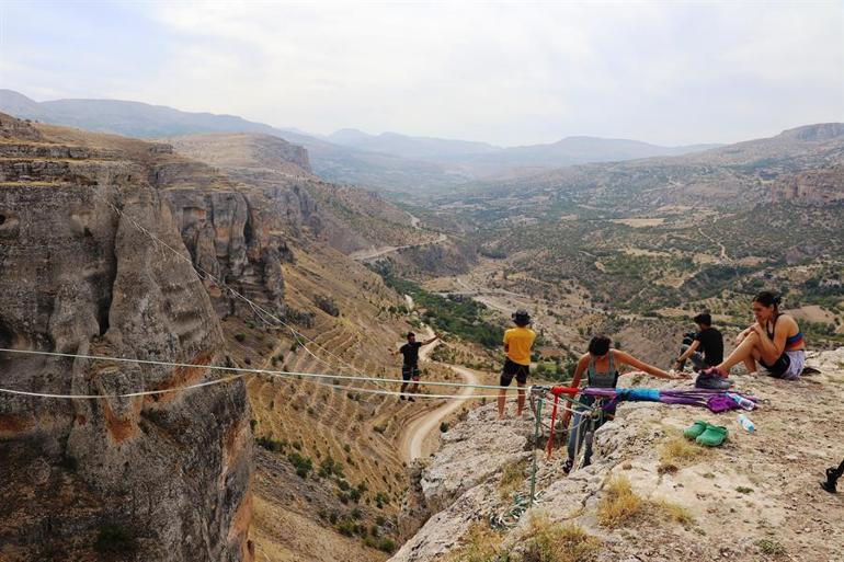 Levent Vadisi'nde Slackline gösterisi nefesleri kesti