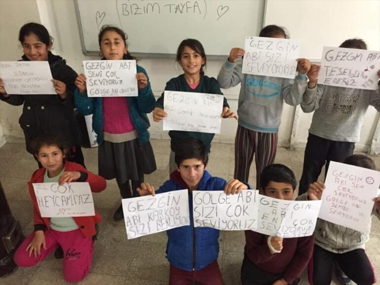 Otostopla Türkiye'yi gezen müzisyen çocukların yüzünü güldürüyor