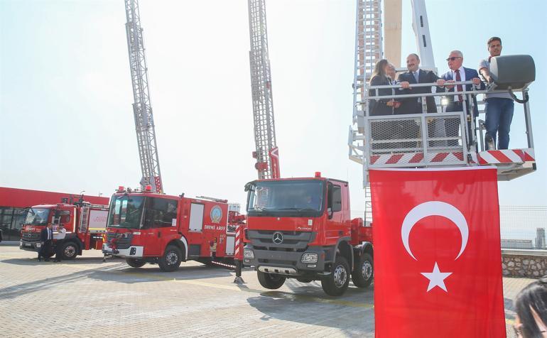 Bakan Varank, yerli ve milli "yangın söndürme aracı"nı kullandı