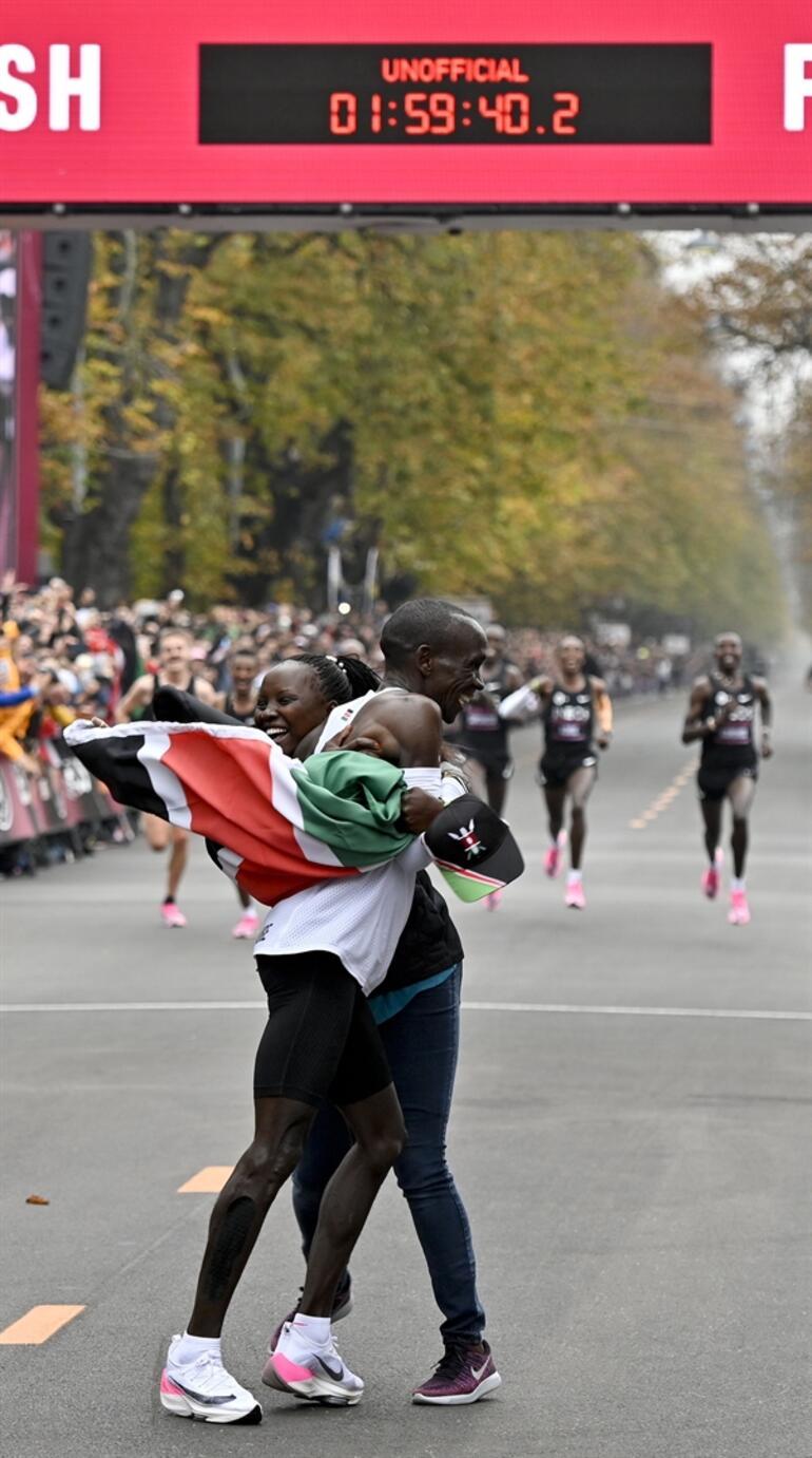 Kenyalı atlet Eliud Kipchoge tarihe geçti