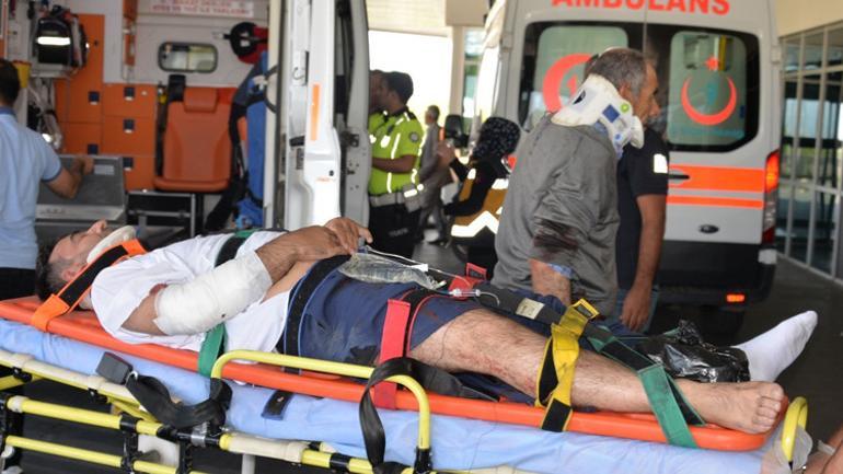 Bingölde yolcu taşıyan midibüs devrildi: 29 yaralı