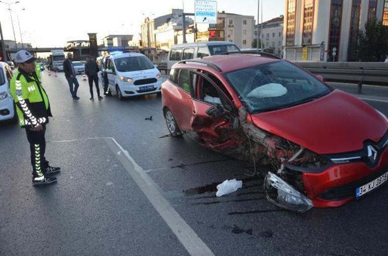 İstanbulda ilginç anlar Aracının parçalarını yoldan topladı...