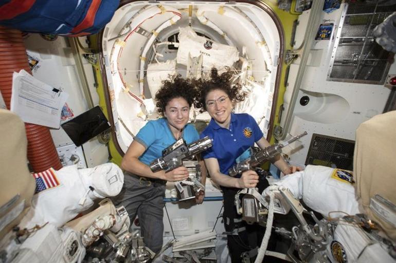 Tarihte bir ilk... Kadın astronot ekibinden uzay yürüyüşü