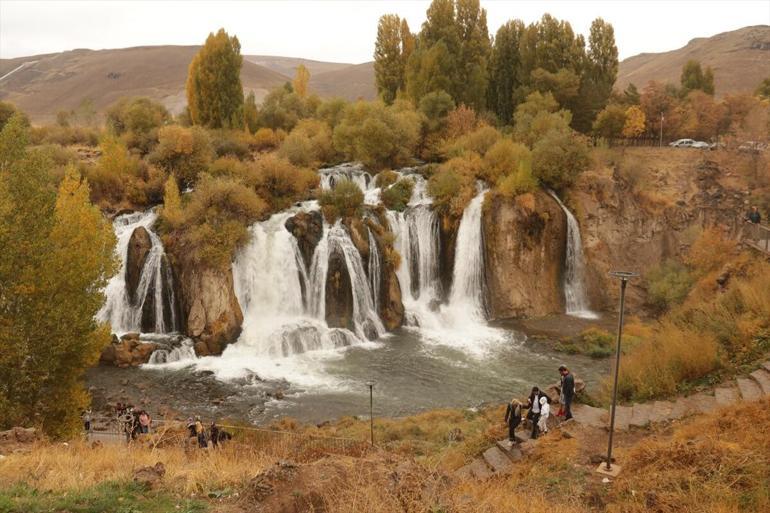 Muradiye Şelalesi sonbahar renkleriyle ziyaretçilerini ağırlıyor