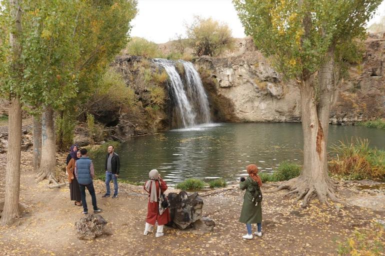 Muradiye Şelalesi sonbahar renkleriyle ziyaretçilerini ağırlıyor