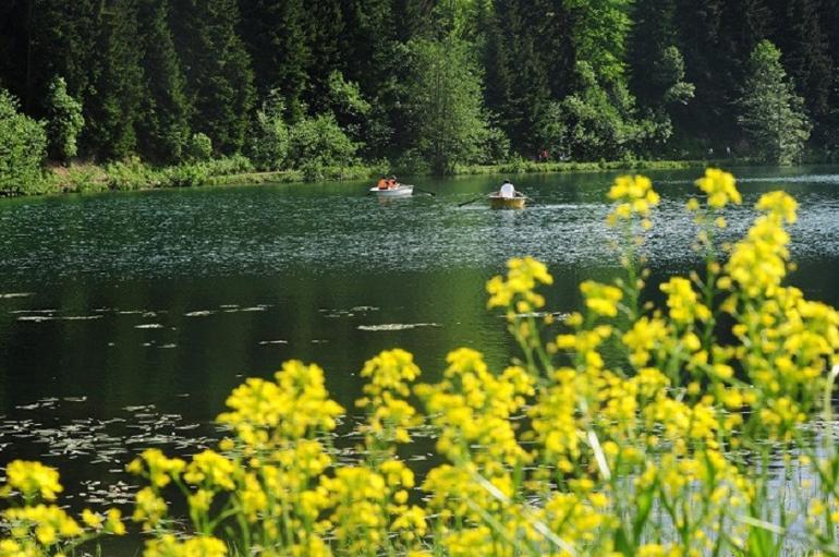 Artvin’in Karagölleri ziyaretçi akınına uğruyor