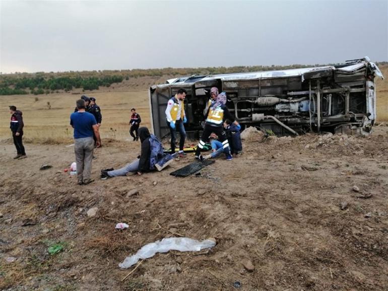 Üniversite öğrencilerini taşıyan otobüs devrildi: 27 yaralı